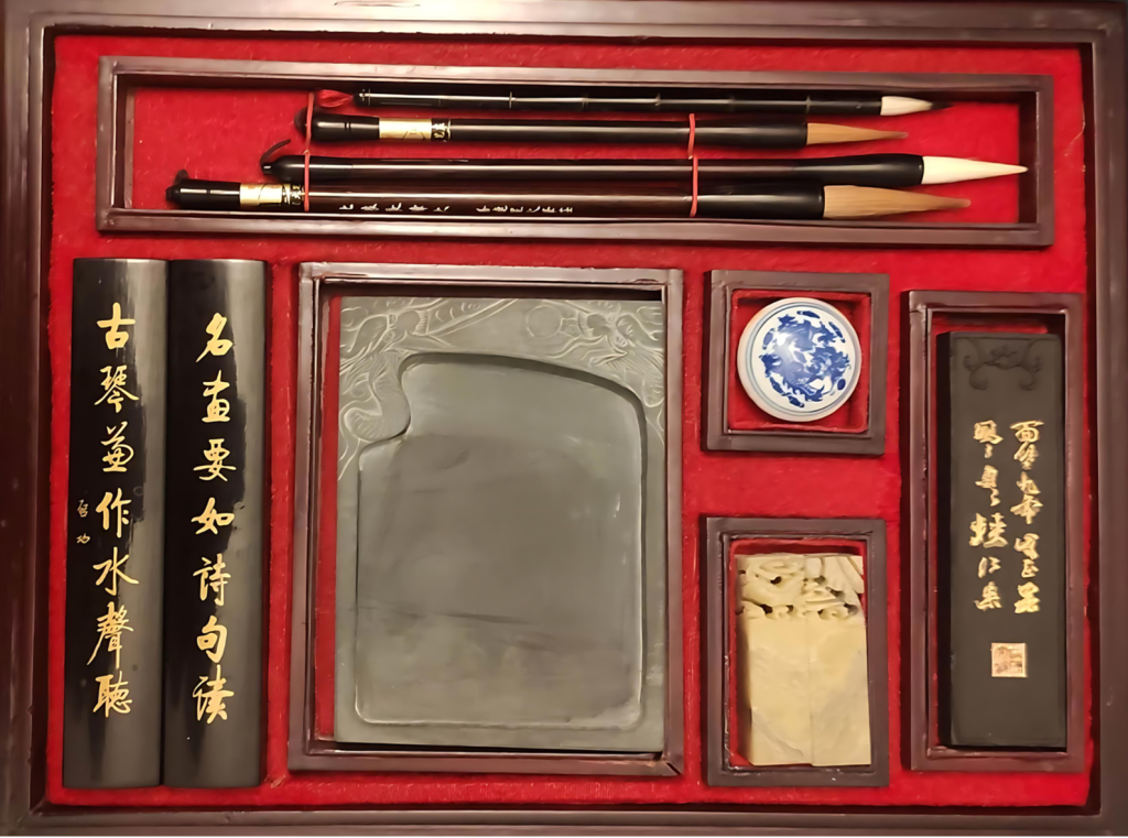 Boite de matériel de calligraphie : 4 pinceaux de poils et de tailles différentes, de l'encre solide, pierre à encre, sceau, pate rouge à sceau et 2 appuis papier en bois