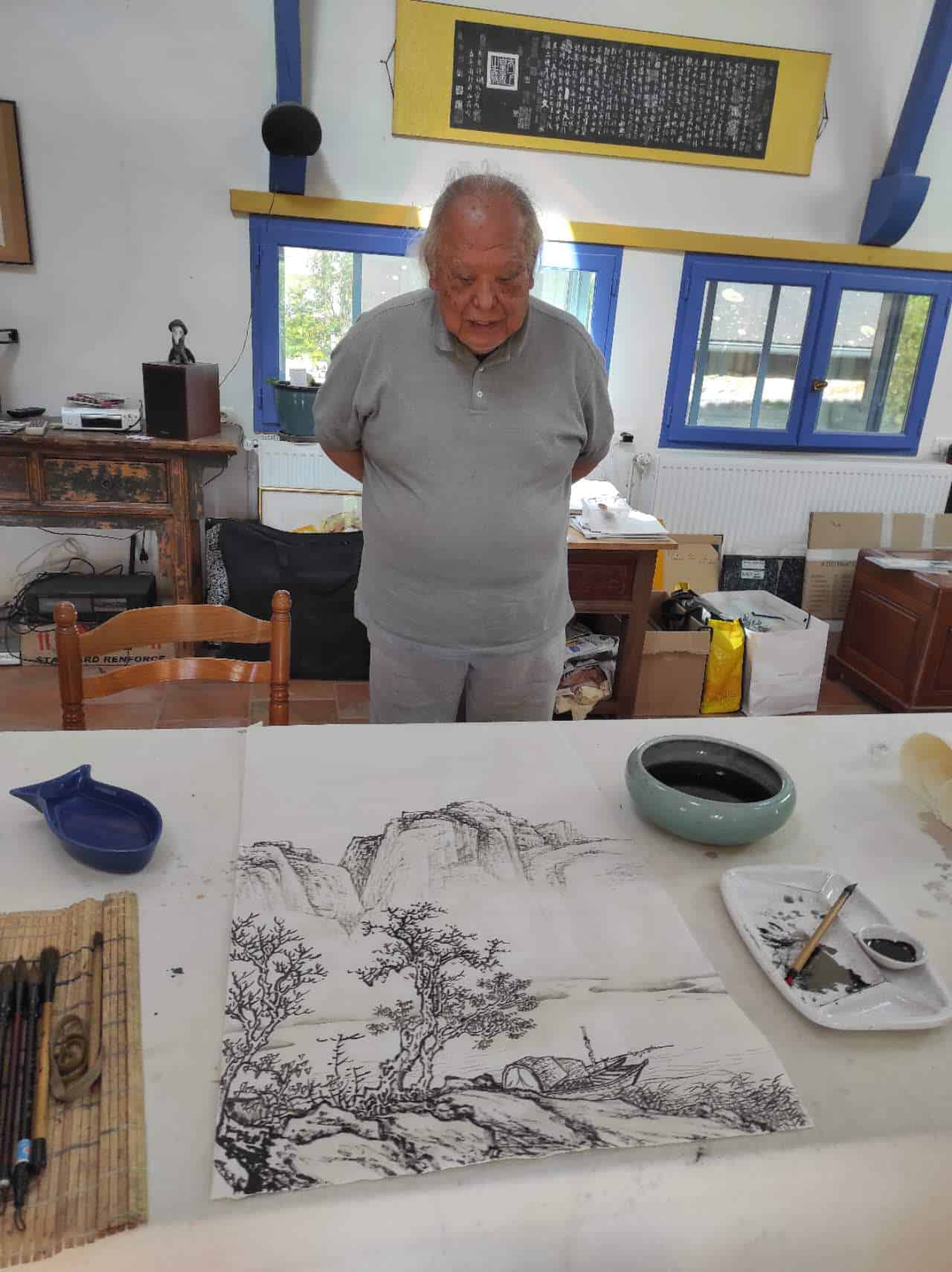 Maitre SUN face à sa peinture chinoise à l'encre de chine