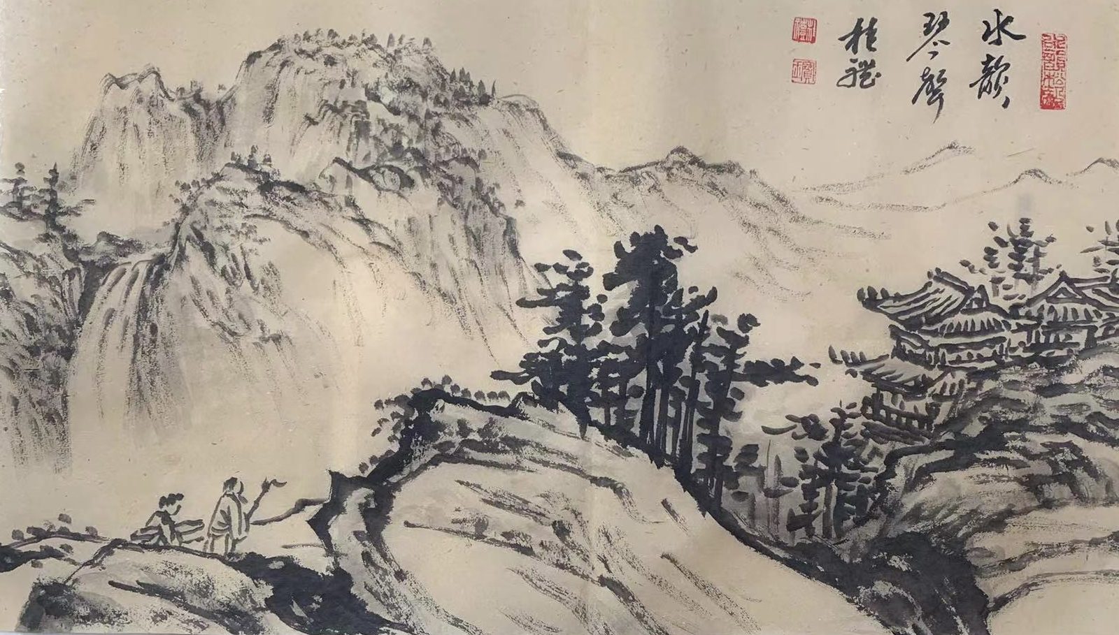 2 visiteurs vont dans les eau chaudes des montagnes de Sichuan