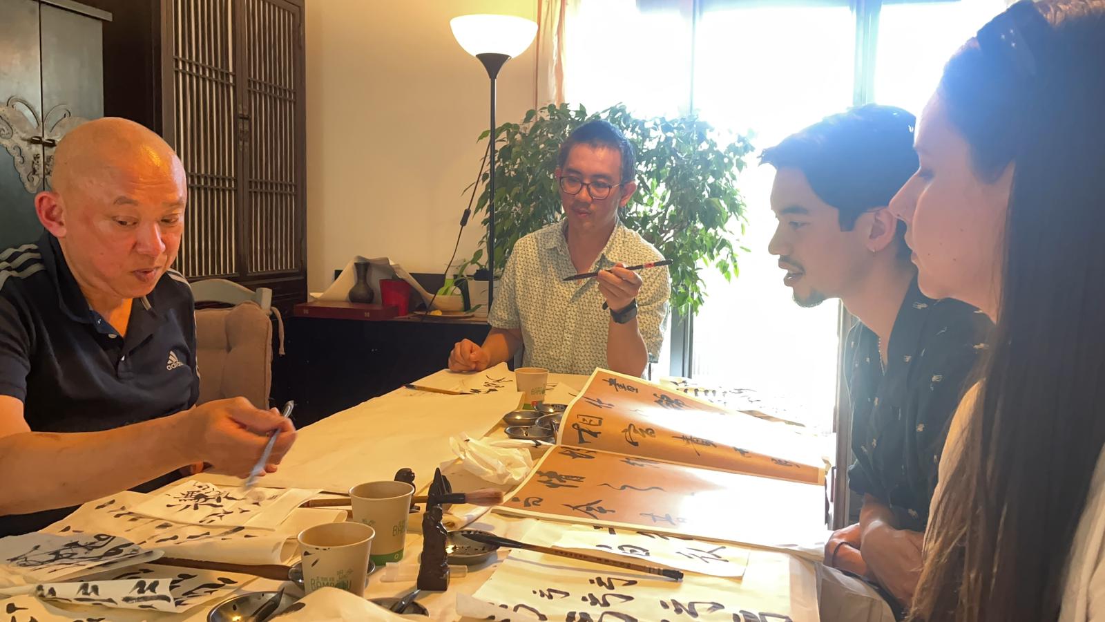 Atelier de calligraphie avec notre professeur TRAN